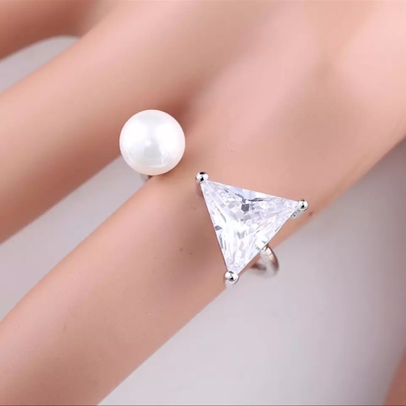 Triangular ring - Picture 2 of 3